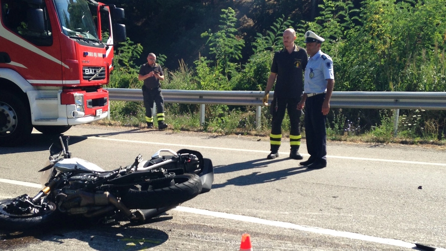 La moto distrutta dall’incidente sulla Fondovalle Savena (foto di Alessandro Franci)