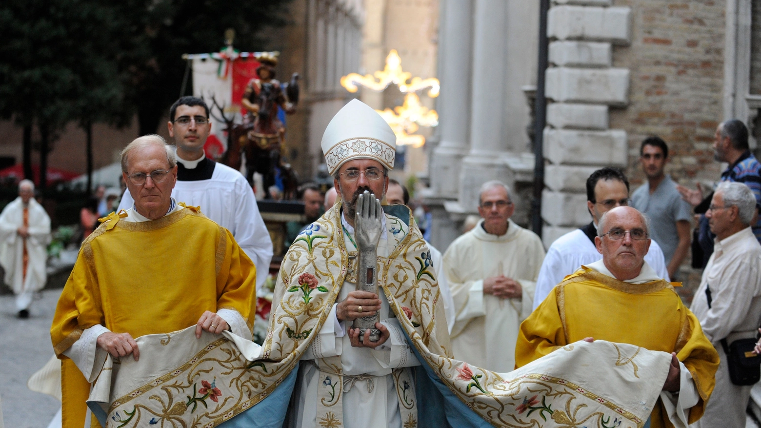 Il vescovo monsignor Nazzareno Marconi alla fiera di San Giuliano (foto Calavita)
