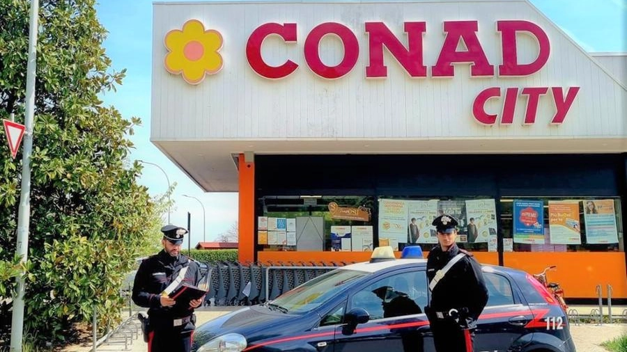 I carabinieri davanti al supermercato Conad