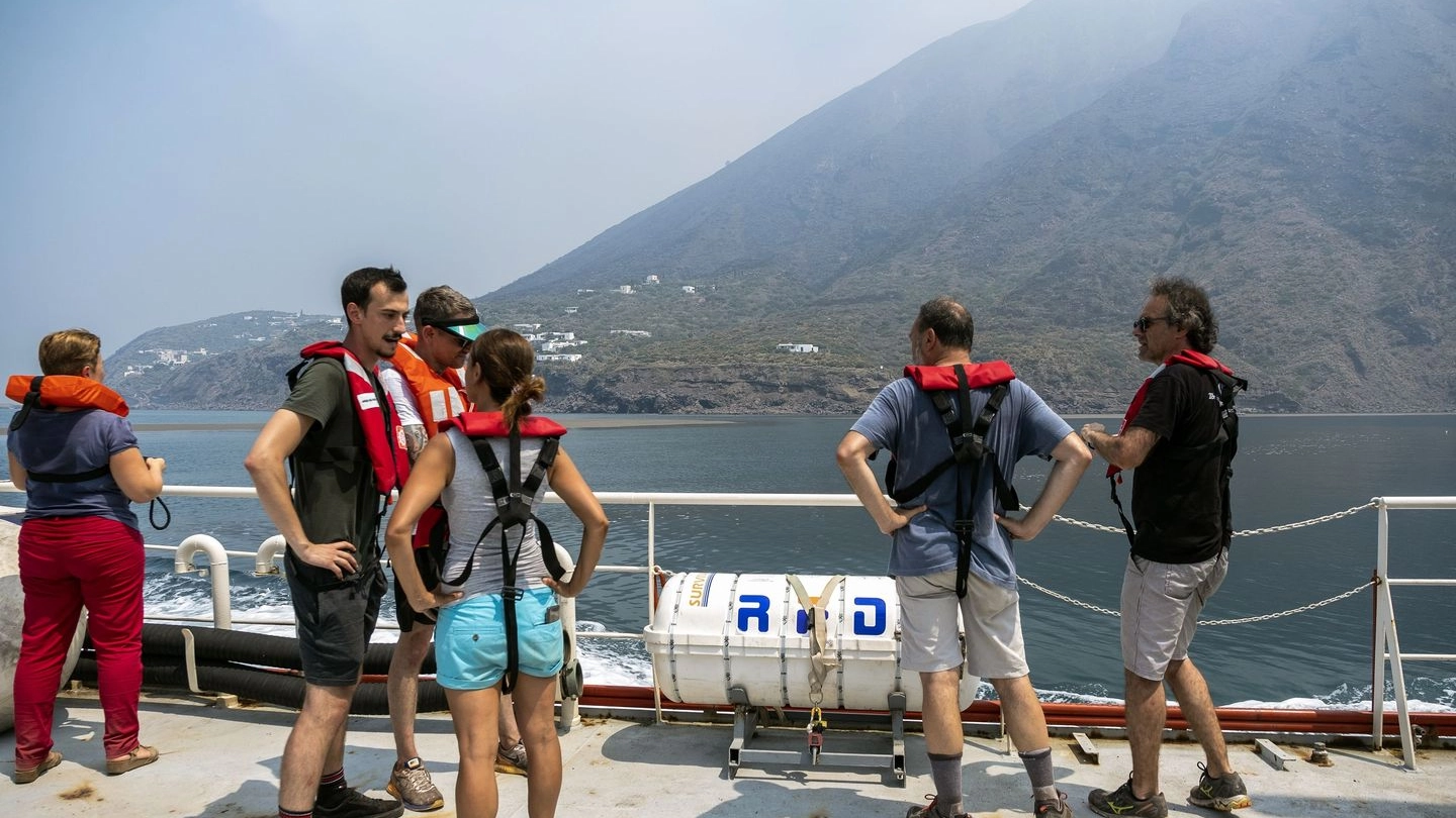 Turisti in fuga dopo l'eruzione del vulcano (Lapresse)