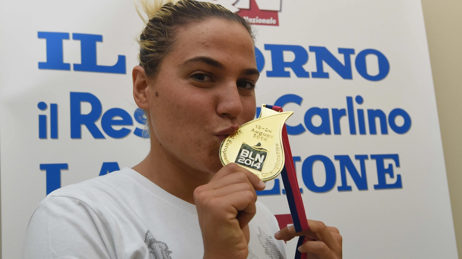 Martina Grimaldi al Resto del Carlino col la medaglia d'oro conquistata agli Europei nei 25 km