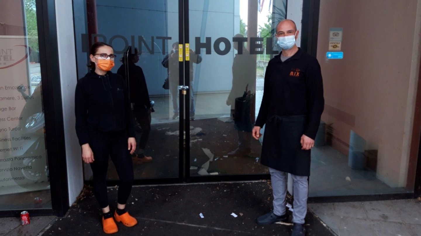 I  baristi che hanno scoperto il raid vandalico nell’hotel