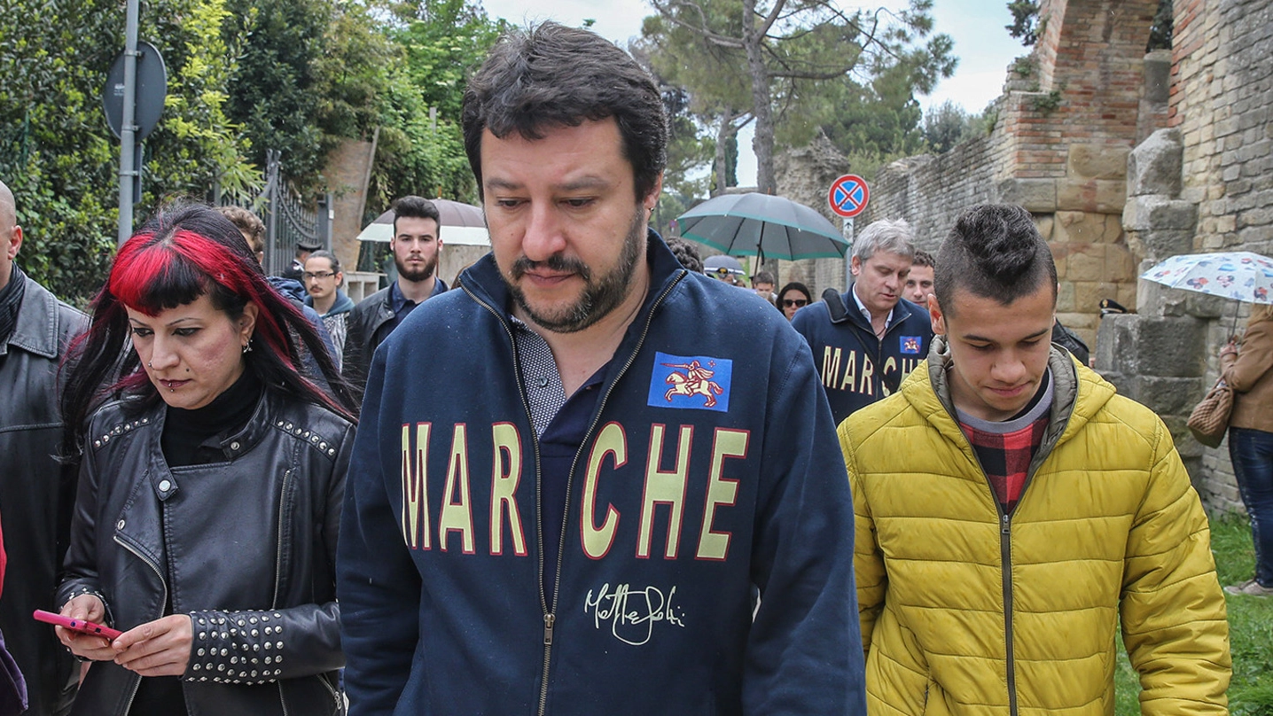 Matteo Salvini accanto alle mura romane di Fano (Fotoprint)