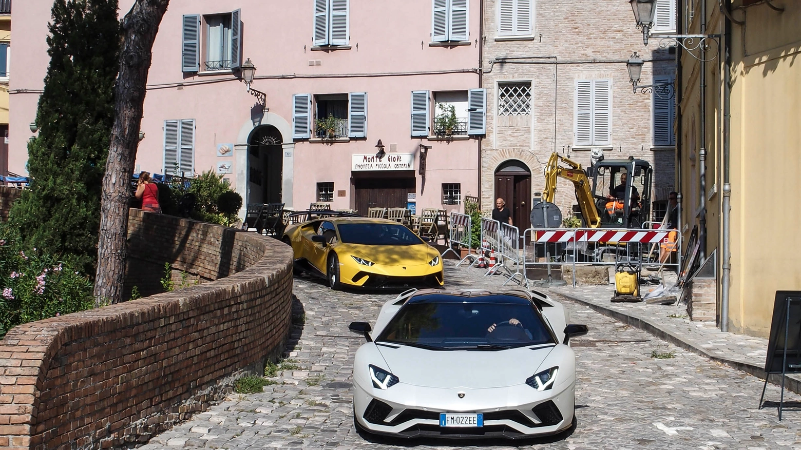 Le Lamborghini nel centro di Santarcangelo (foto Petrangeli)