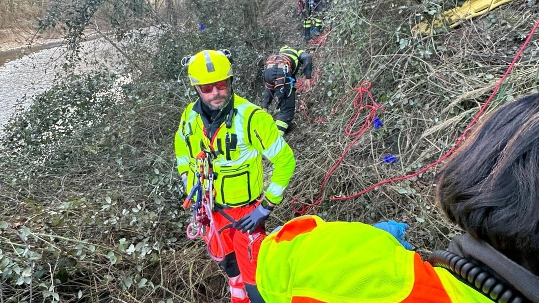 Dopo essere stato dato l’allarme l’elicottero di soccorso del 118 Romagna l’ha recuperato attraverso un verricello con personale addestrato