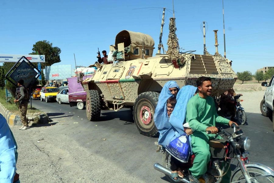 Afghani in fuga dalle truppe dei Talebani, che marciano su Kabul