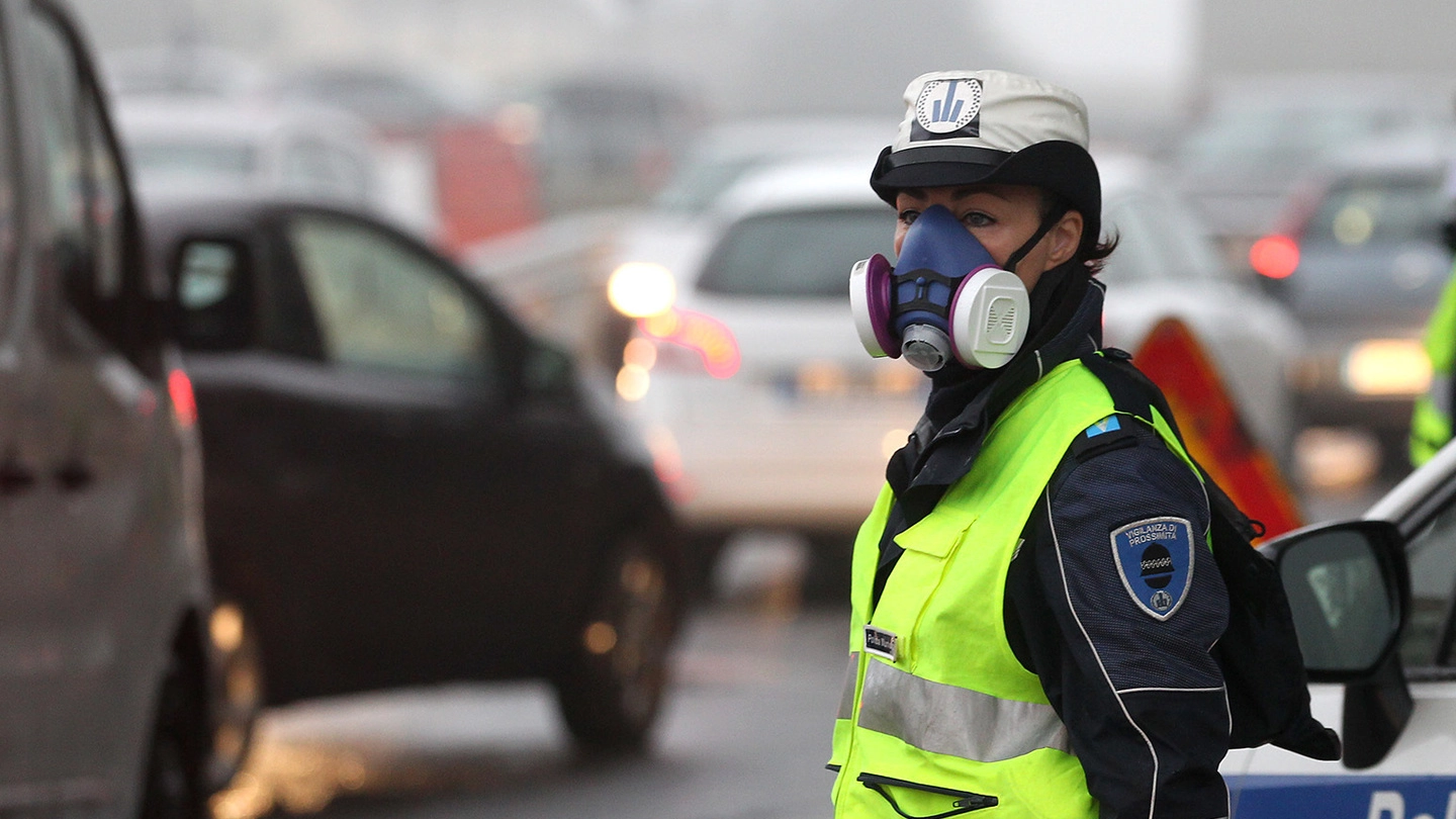 Una vigilessa con mascherina e filtri speciali in mezzo al traffico