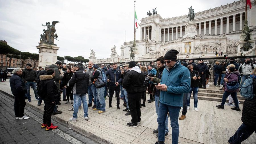 Poche decine di manifestanti no vax si sono radunati sotto l'Altare della Patria a Roma