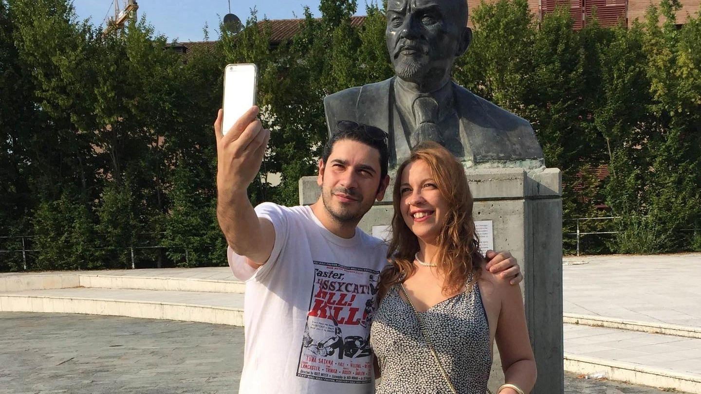 Debora e Marcello davanti al busto di Lenin