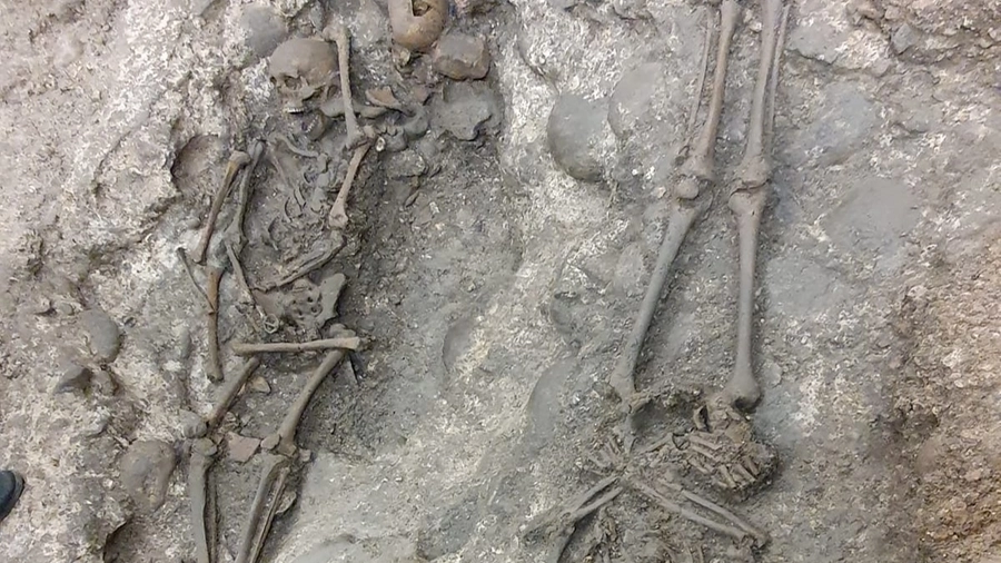 Gli archeologi hanno trovato all'interno dell'arcovolo 10 tre scheletri, un uomo, una ragazza e un ragazzo, che ora verranno estratti e portati in laboratorio per gli esami e le analisi specifiche