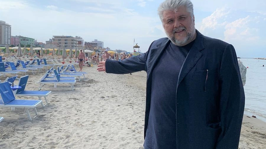 Il sindaco di Gatteo Mare, Gianluca Vincenzi, mostra il suo litorale