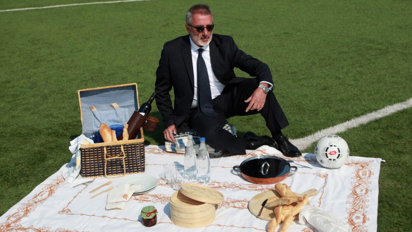 Il presidente Giorgio Lugaresi mostra sul sintetico  del Manuzzi come funzionerà il picnic bianconero 
