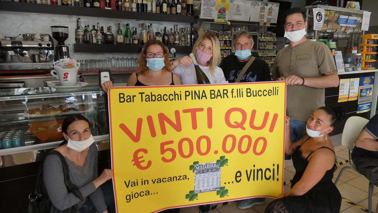 Il proprietario e alcuni clienti del bar tabaccheria Pina Bar di Bellaria 