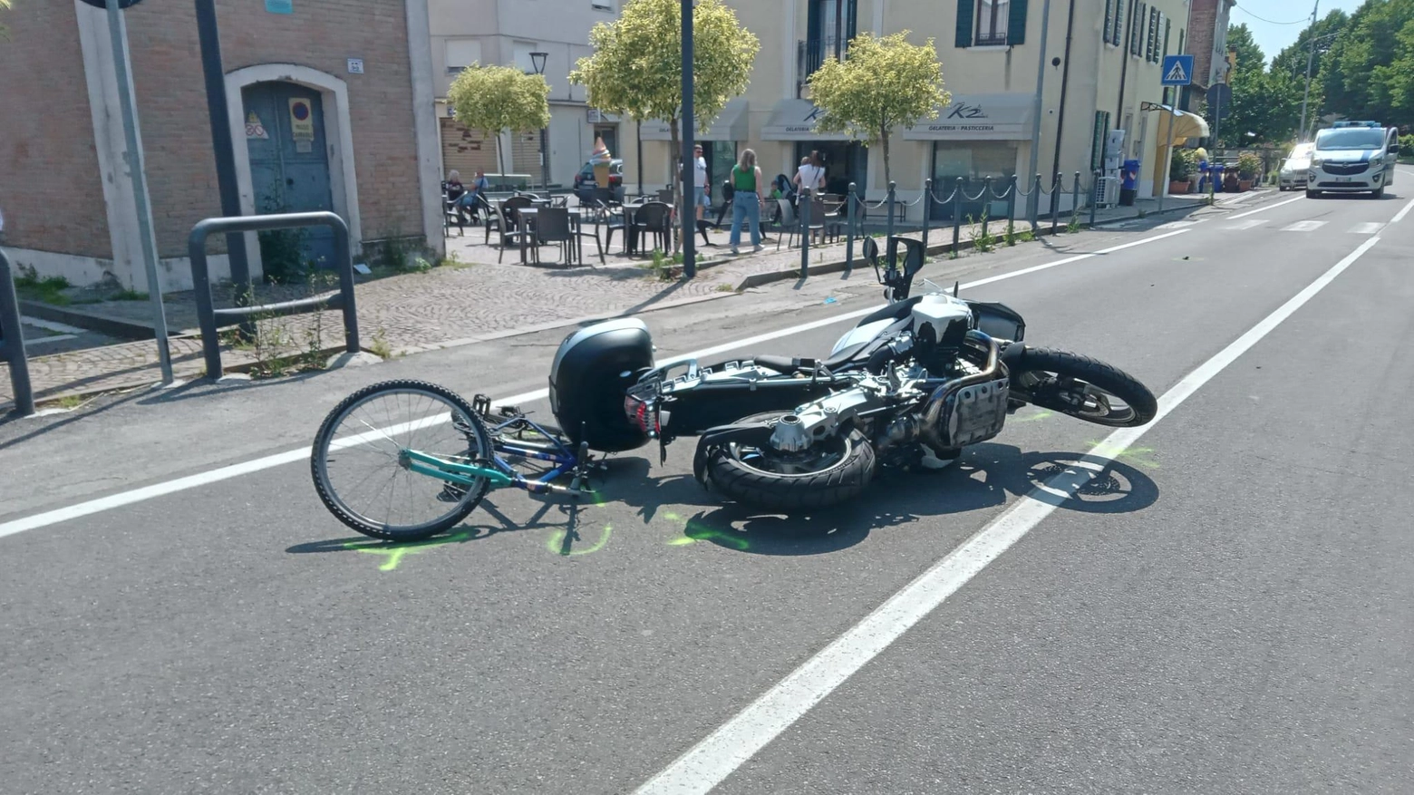 Scontro tra una moto e una mountain-bike  Resta ferito il vicesindaco Gianni Sgarbi
