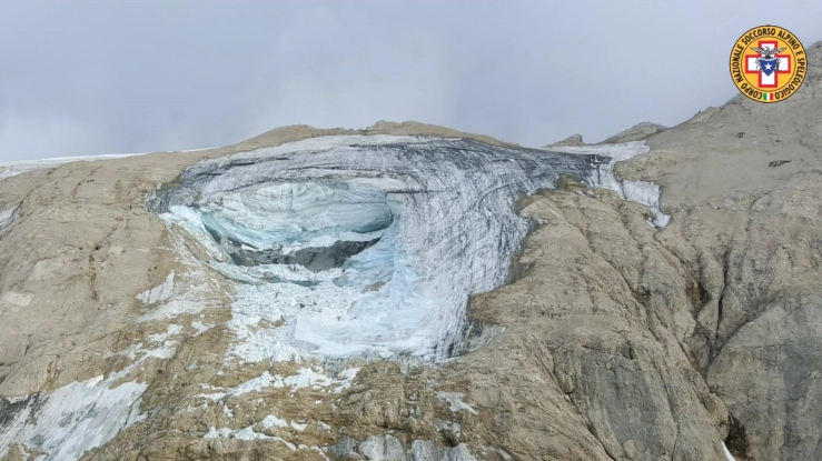 Il profondo cratere lasciato dal crollo di parte del ghiacciaio della Marmolada