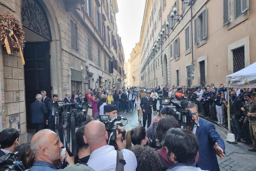 Folla di giornalisti in via della Scrofa, in attesa dell'arrivo di Silvio Berlusconi 