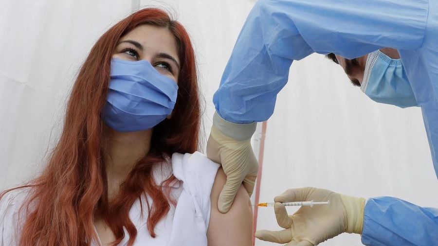 Una ragazza riceve la sua prima dose di vaccino contro il nuovo Coronavirus