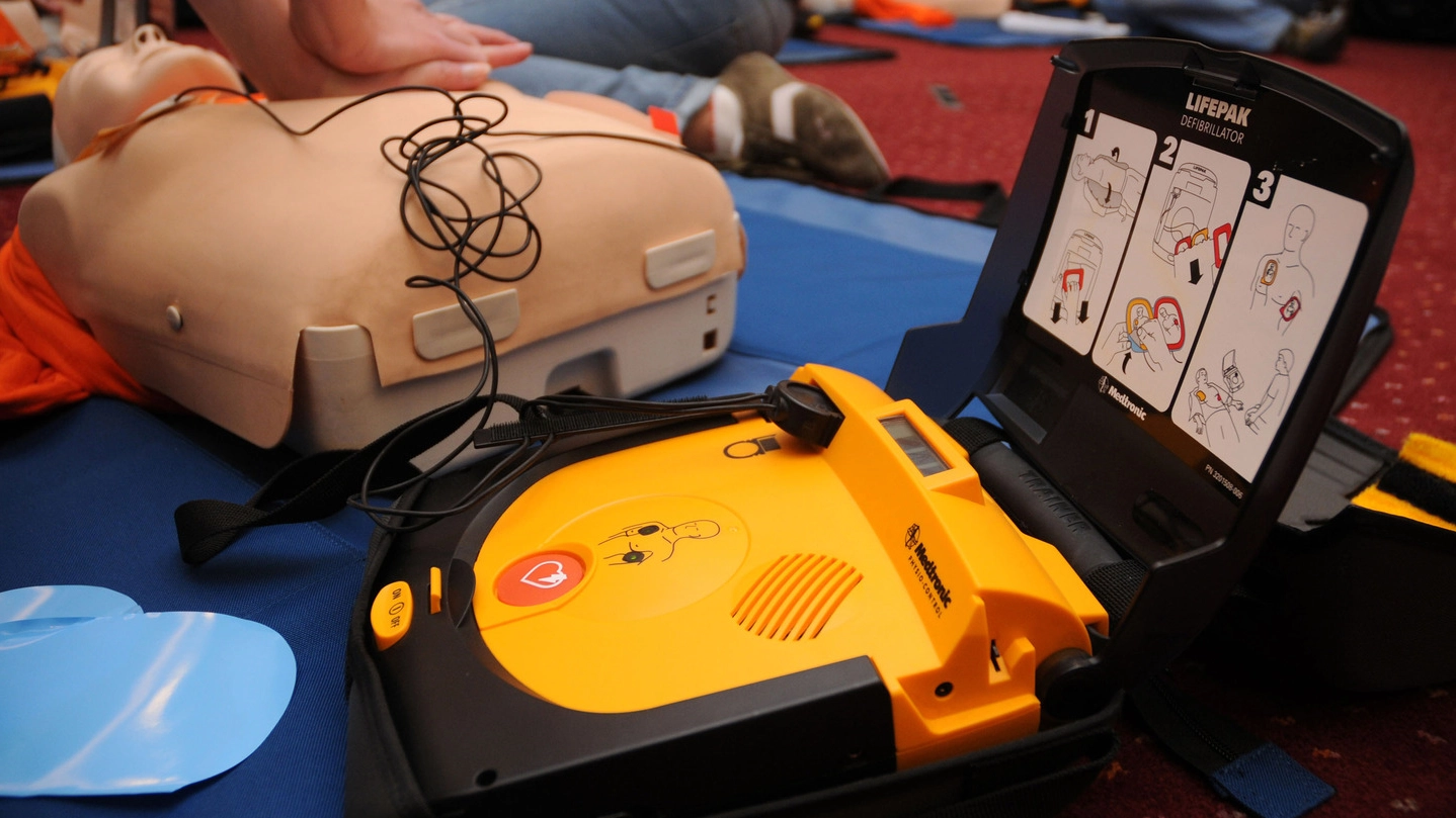 Un defibrillatore (Foto Olycom)