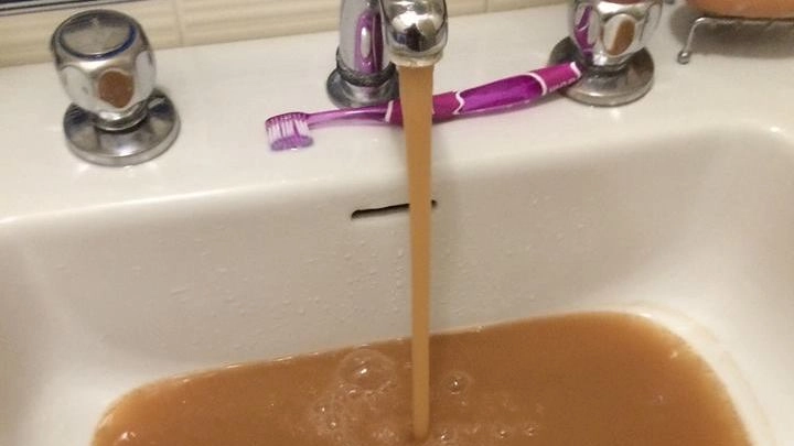 L’acqua marrone dai rubinetti