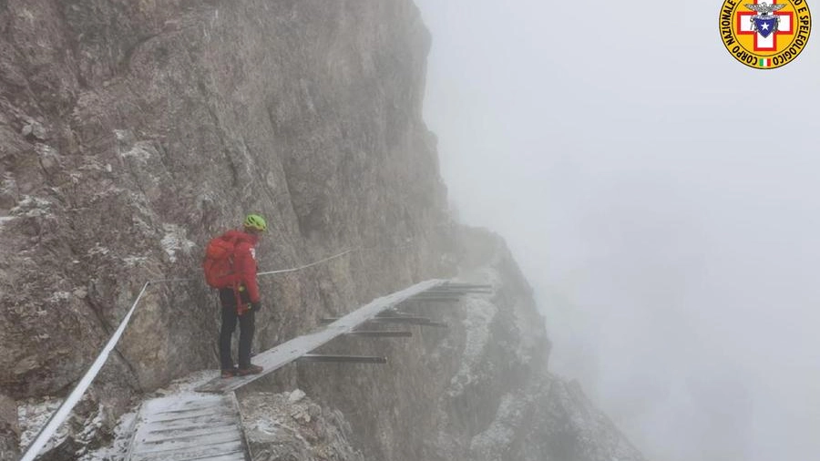 La nebbia impedisce il recupero del corpo escursionista tedesco precipitato sul Cristallo