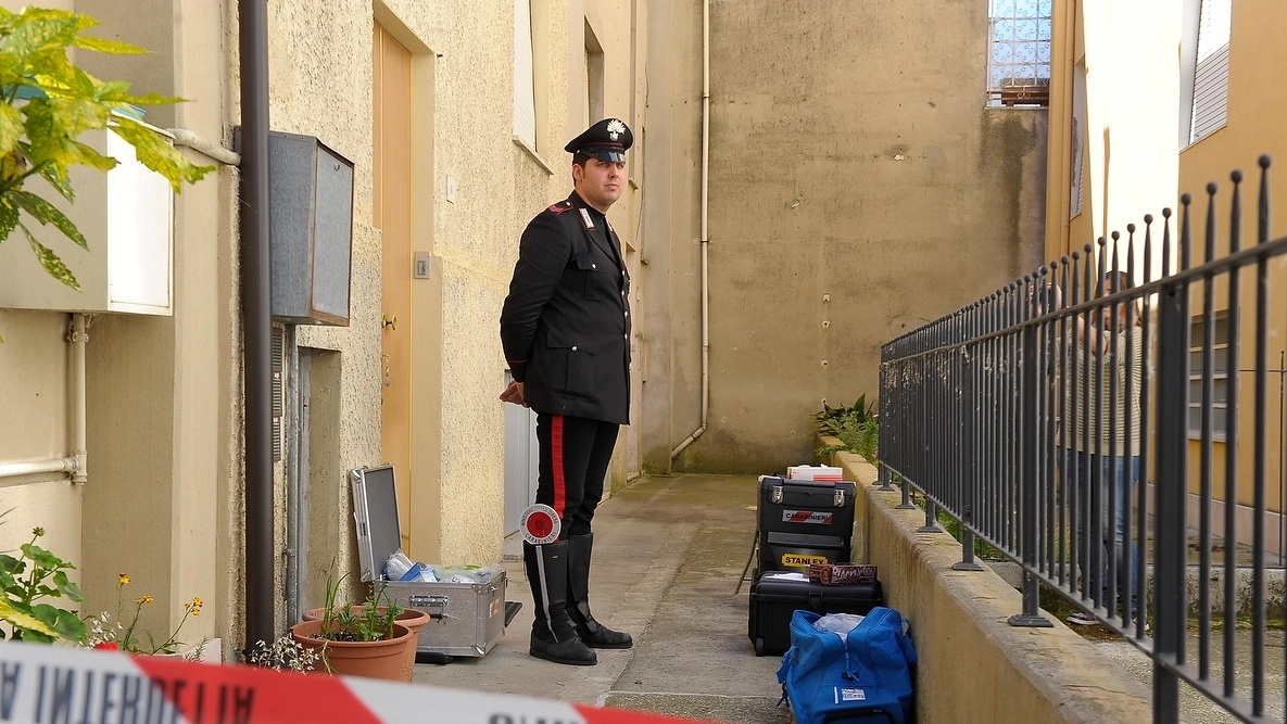 I carabinieri davanti alla casa dell’anziana trovata morta (foto Zeppilli)