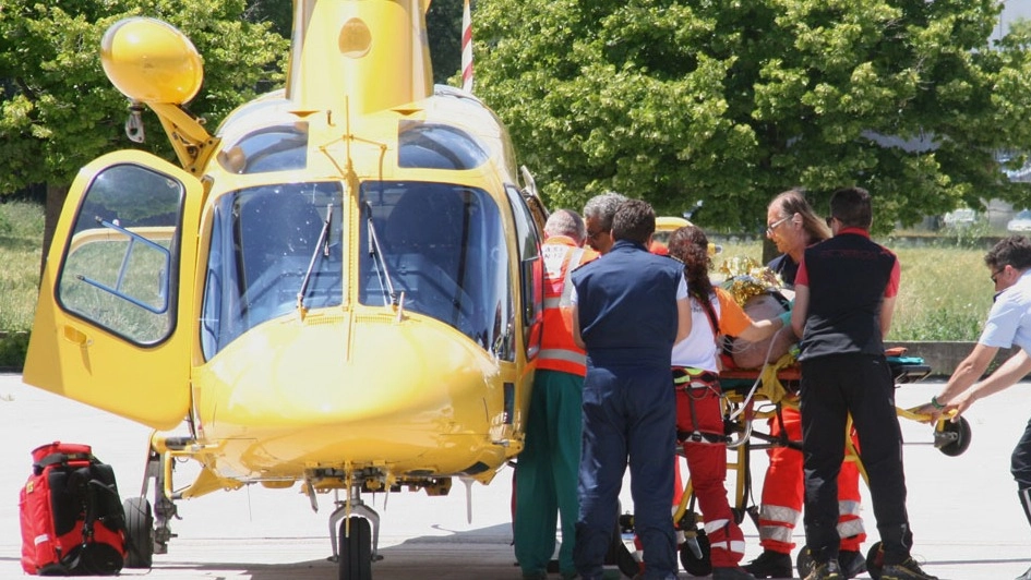 Il giovane è stato trasportato in elicottero all’ospedale (foto repertorio)