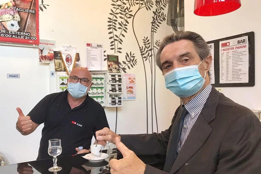 Attilio Fontana e il caffè al bancone del bar (Foto Facebook)