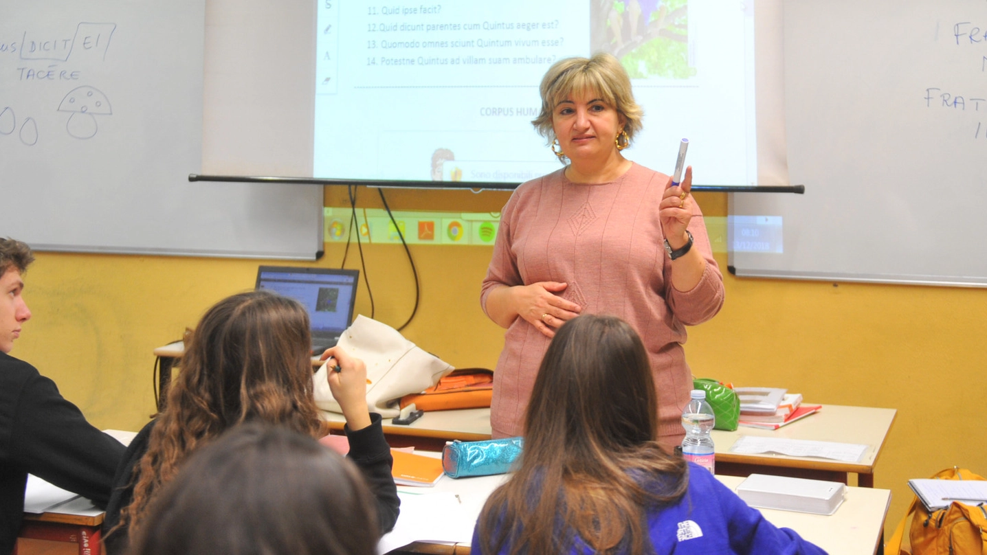 La professoressa Maria Raffaella Cornacchia durante una lezione in latino (Schicchi)