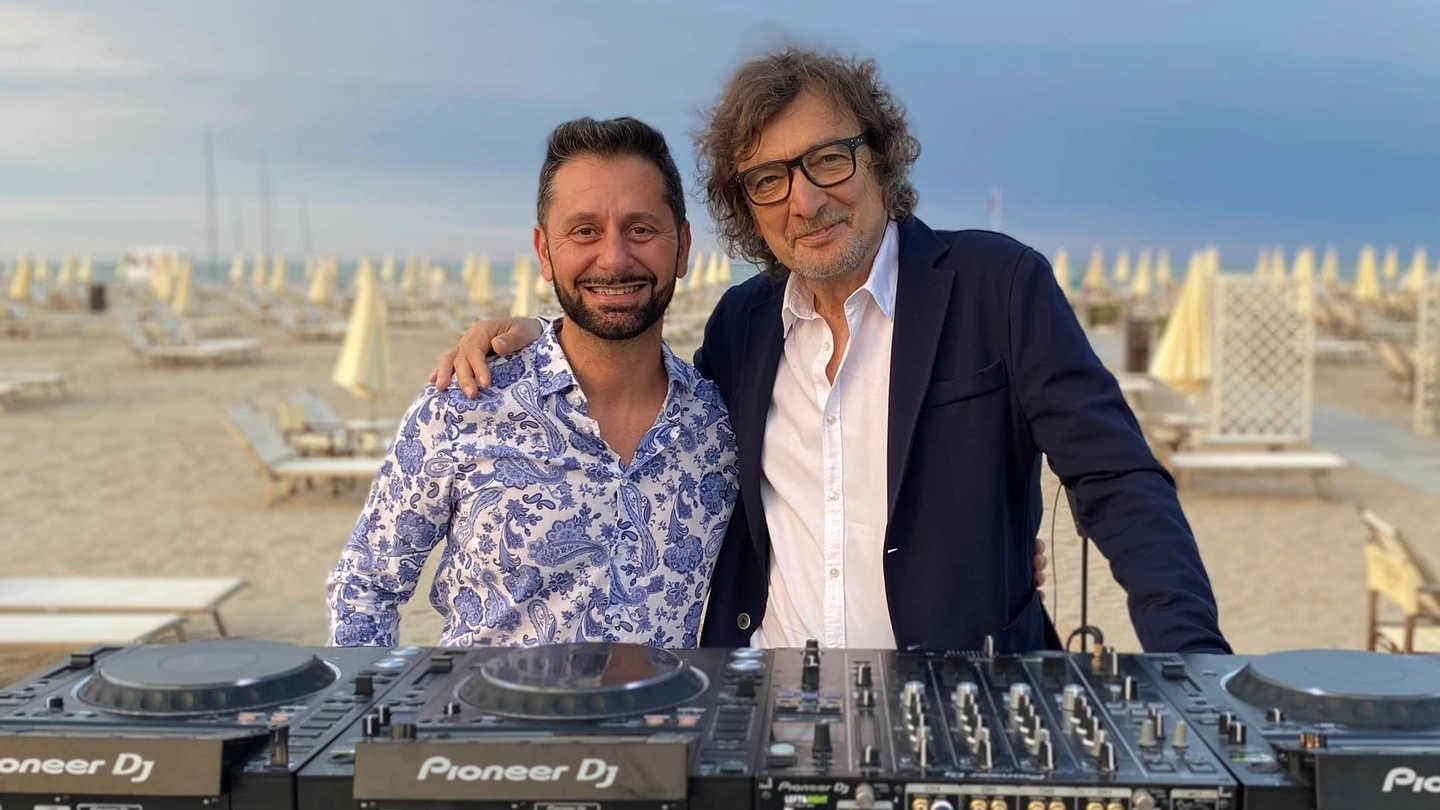 Claudio Cecchetto (a destra) sulla spiaggia del Grand Hotel in versione deejay