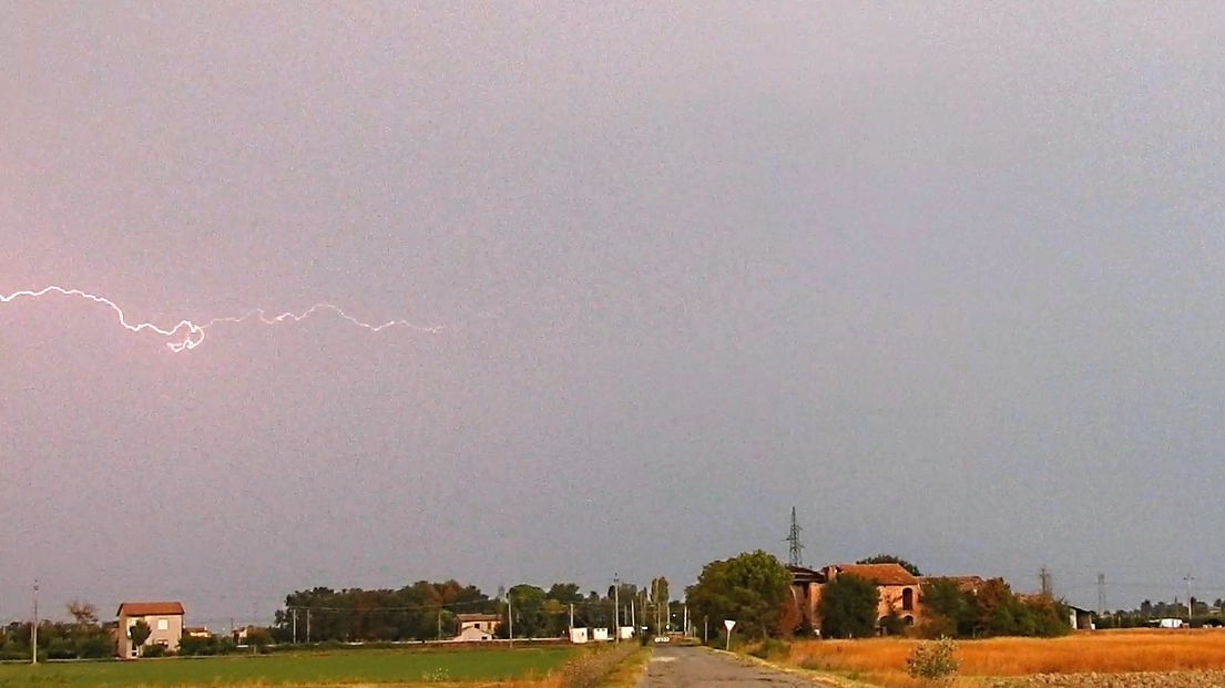 Il temporale di domenica sera 'visto' da via Mazzola a Voltana (Foto Scardovi)