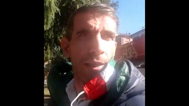 Marco Lisei aggredito in Bolognina durante la diretta Facebook