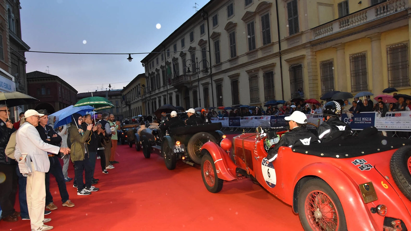 Le auto classiche in corso Garibaldi tra due ali di folla