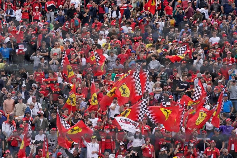 Le tribune si tingono di rosso Ferrari (Isolapress)