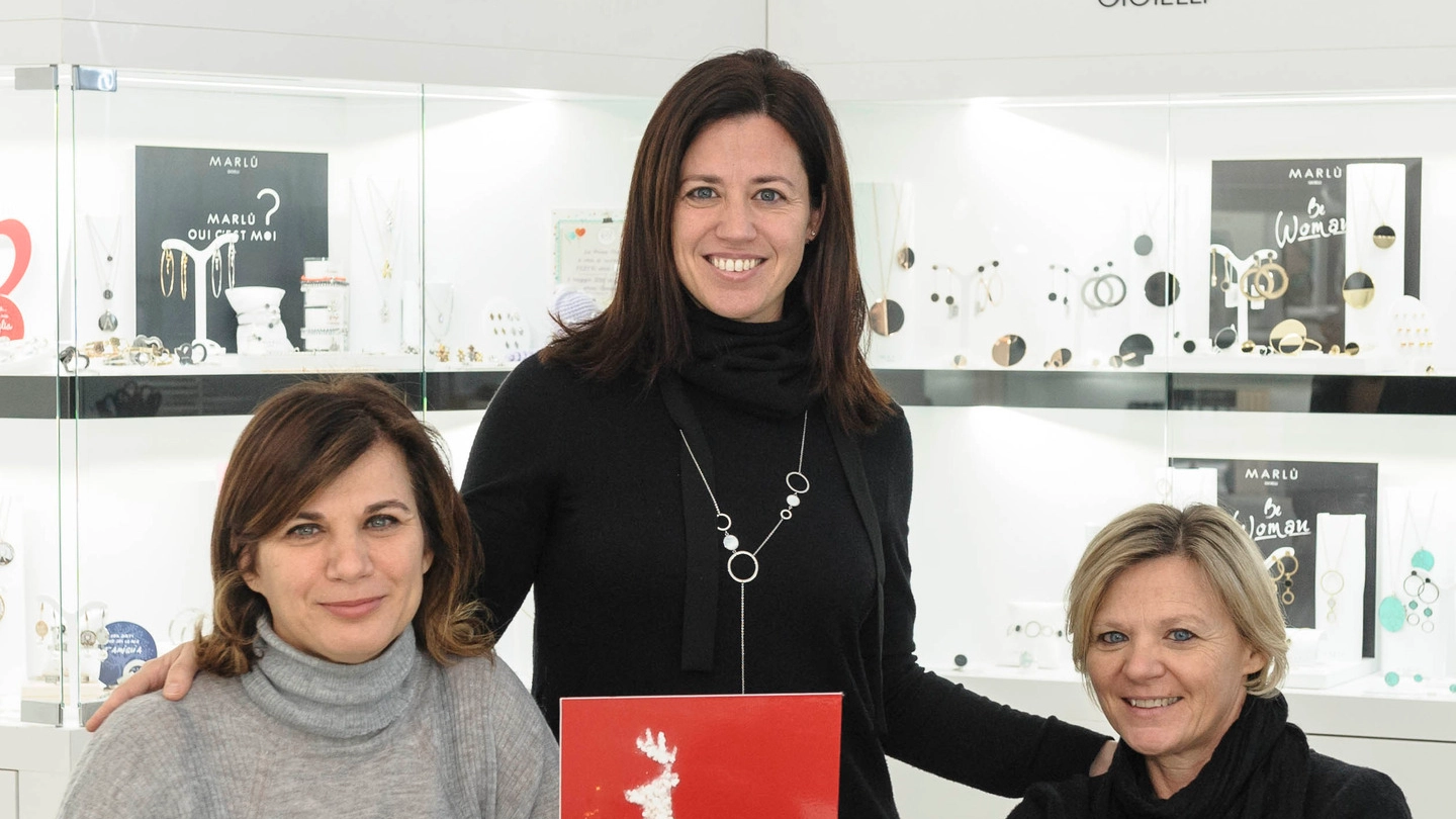 Morena, Monica e Marta Fabbri: 17 anni fa la prima collezione  del brand sammarinese. A destra con Alessio Boni e sotto con  Elio