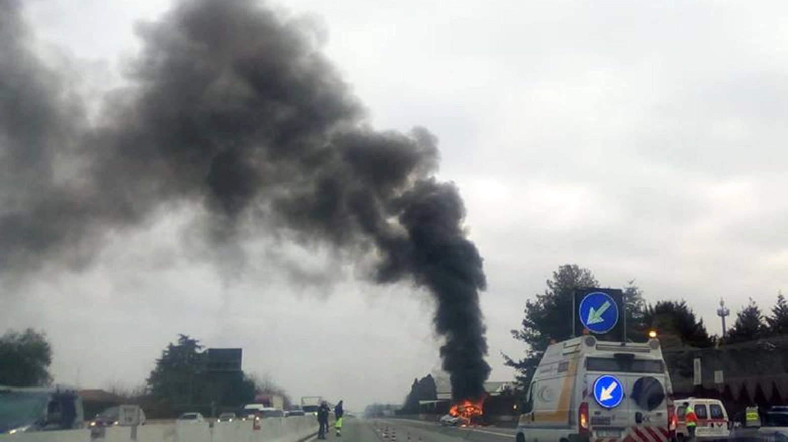 Un incendio in autostrada (foto di repertorio)