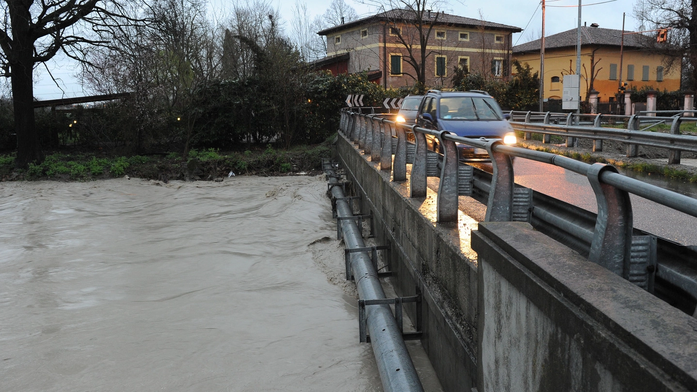 Nella foto il torrente Tiepido ingrossato in via Gherbella e tenuto costantemente monitorato dai tecnici comunali