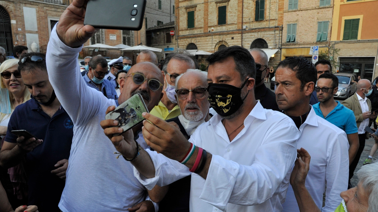 Bagno di folla per il leader della Lega in una piazza Mazzini blindata, selfie con i fan