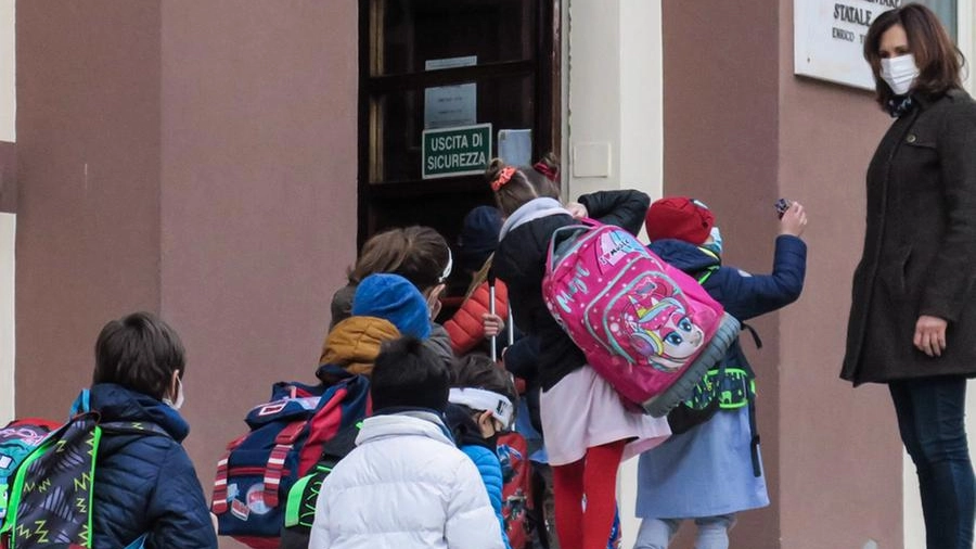 L’ingresso di una scuola elementare di Rimini