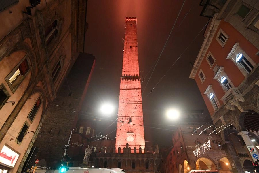 Luminarie accese sulla Torre Asinelli lo scorso Natale