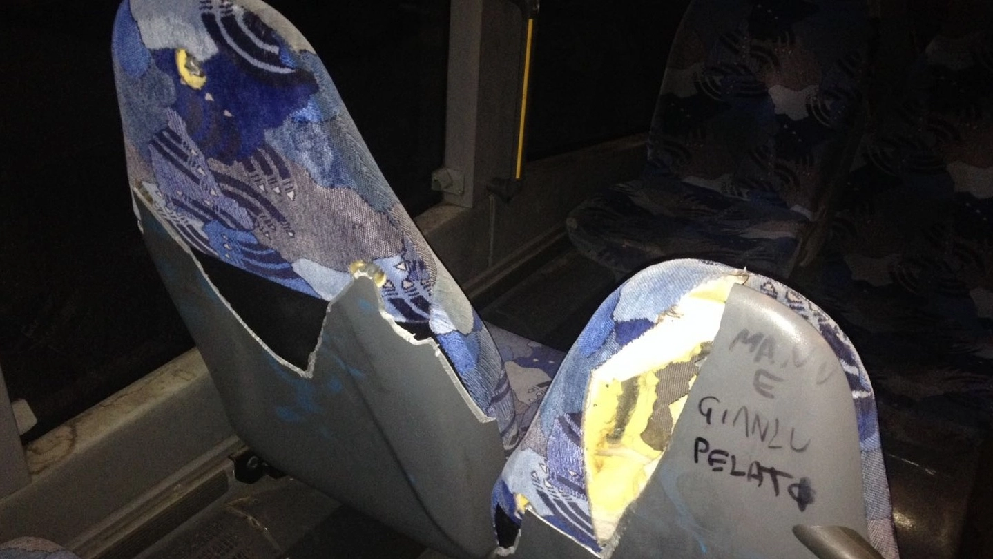 I due sedili dell’autobus danneggiato sulla Circolare Sinistra