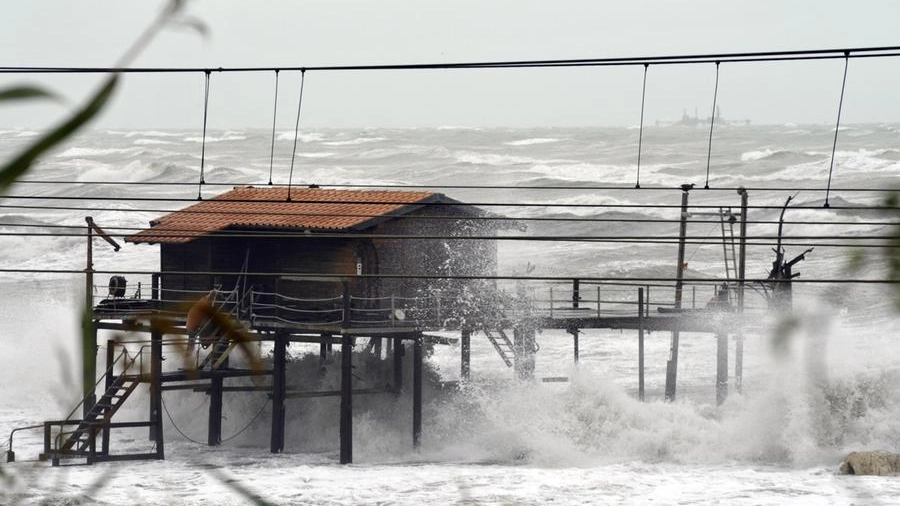 Una mareggiata si abbatte sulla costa ad Ancona (Ansa)