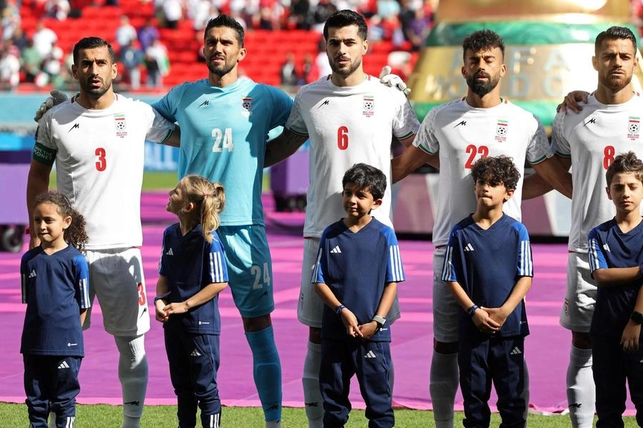 I calciatori dell'Iran cantano l'inno prima della sfida col Galles (Ansa)
