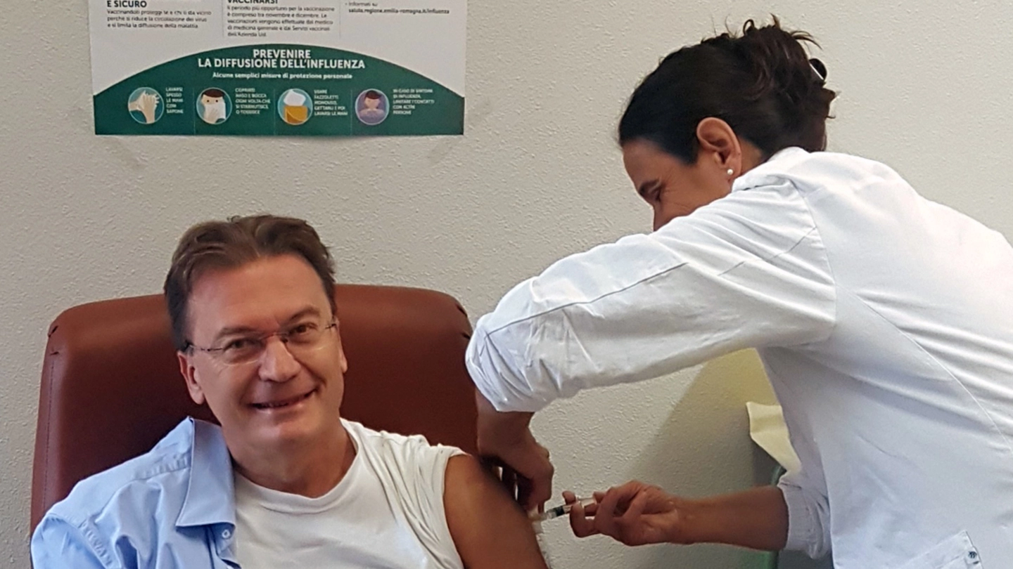 Andrea Rossi, direttore generale dell’Ausl, mentre si sottopone alla vaccinazione 