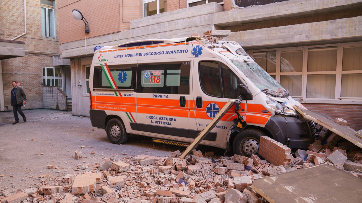 Un'ambulanza distrutta all'ospedale di Amandola (Zeppilli)