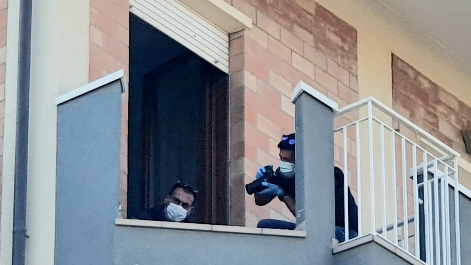 Cade dal balcone e muore (foto Migliorini)