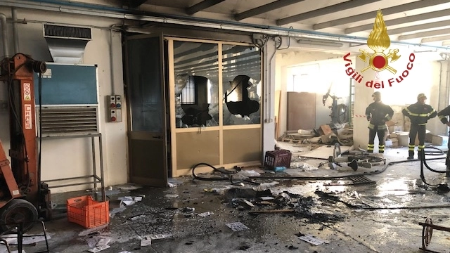 L'incendio scoppiato in una fabbrica a Montecosaro