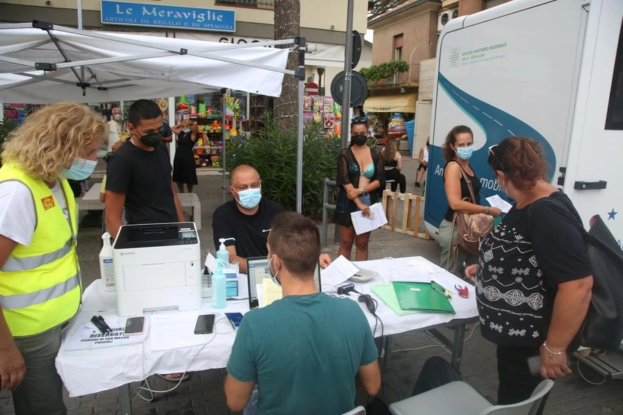 Vaccinazioni ai turisti in Emilia Romagna, un camper a San Mauro a Mare