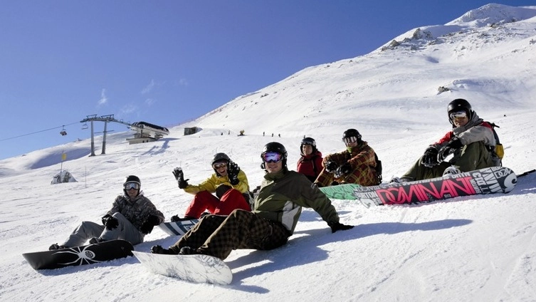 Ragazzi con lo snowboard al Cimone (foto repertorio)