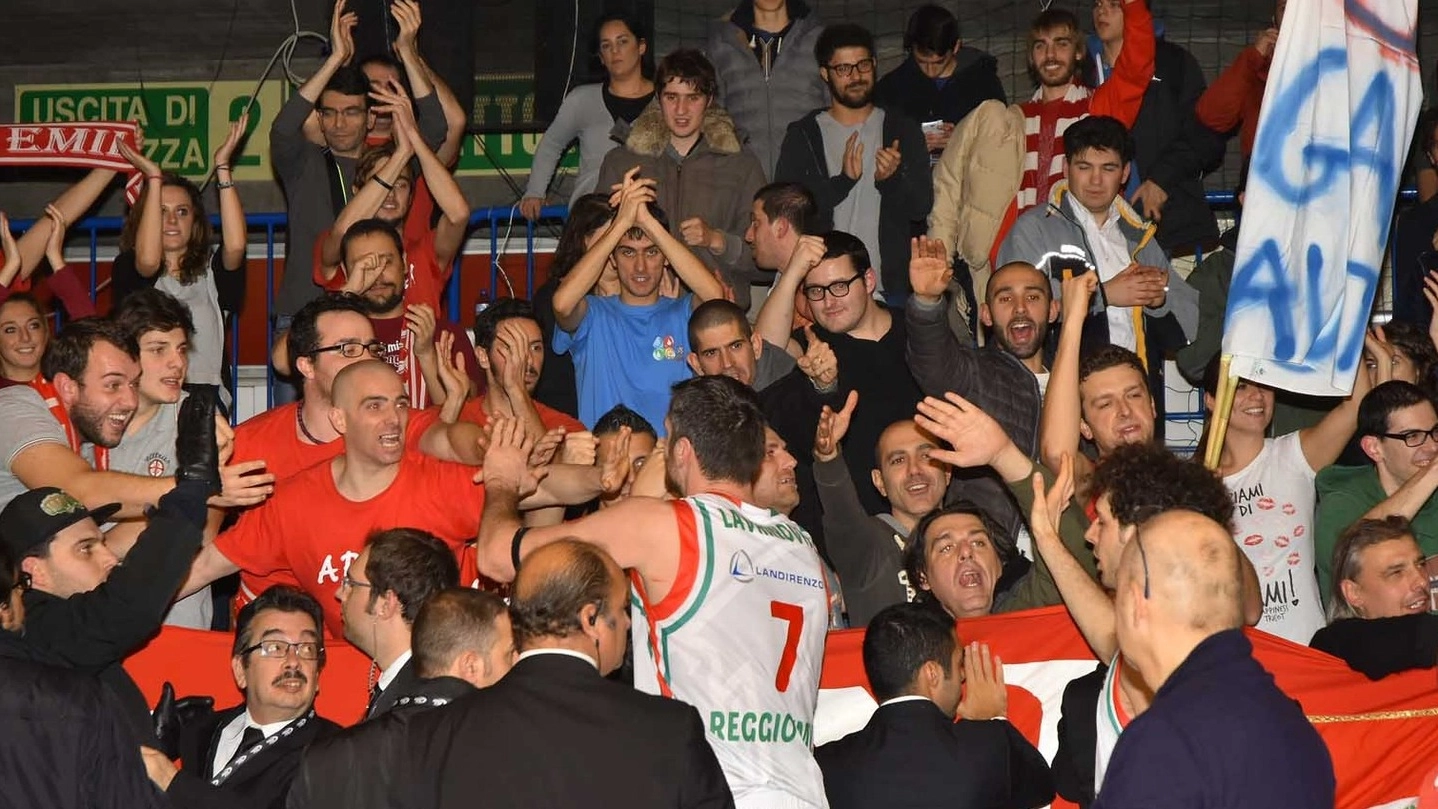 I tifosi biancorossi festeggiano con Darjus Lavrinovic subito dopo la fine della partita con l’Alba Berlino