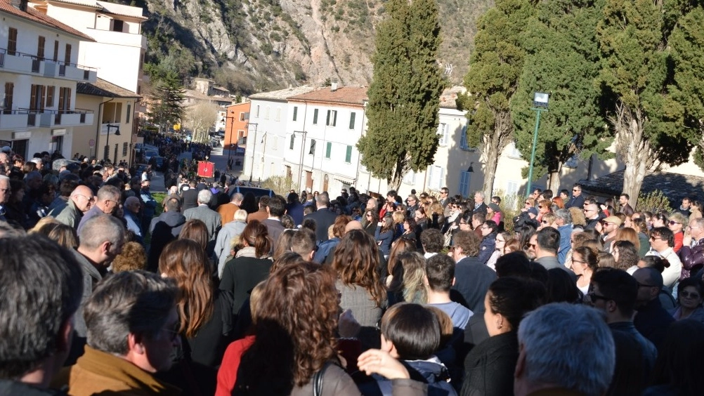 Grande folla ai funerali di Giancarlo Mochi, piobbichese di 49 anni morto lunedì